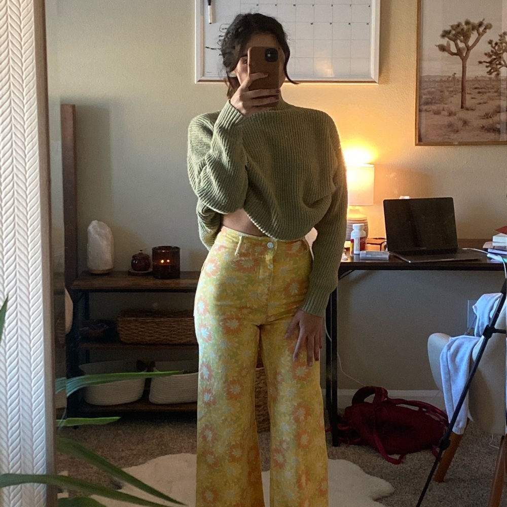 The cutest mom jeans with floral print.